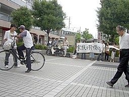 阪急茨木市駅前にて情宣活動